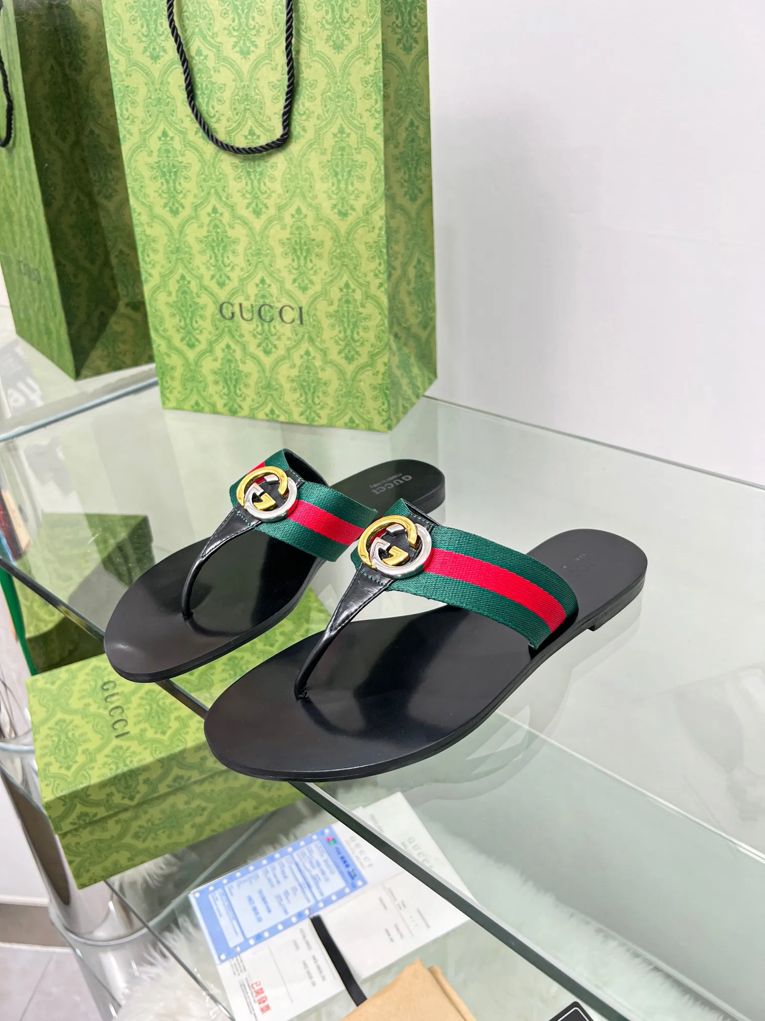 👟👟Ex-factory price 280👟👟 Gucci·Gucci💗 Classic flip-flops.  This is an amazing shoe, a luxury brand loved by celebrities and Internet celebrities😼The original hardware of the counter is gold and silver with double G buckles. 1:1 reproduction purely handmade.  German technology 3D printing logo.  Number of yards 35-45